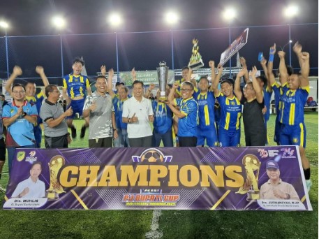 Penjabat Bupati, Drs. Muhlis menutup secara resmi Turnamen Mini Soccer Pj Bupati Cup 2024. Foto:Delia/1tulah.com