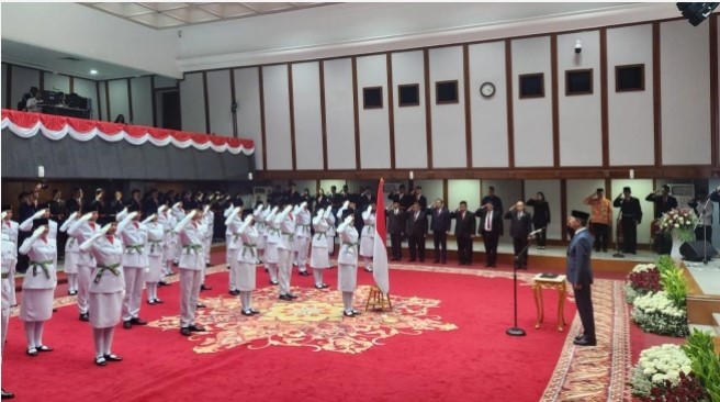 Penjabat (Pj) Gubernur DKI Jakarta Heru Budi Hartono mengukuhkan Pasukan Pengibar Bendera Pusaka (Paskibraka) tingkat Provinsi DKI Jakarta di Balai Kota DKI, Rabu (14/8/2024). (Suara.com/Fakhri)