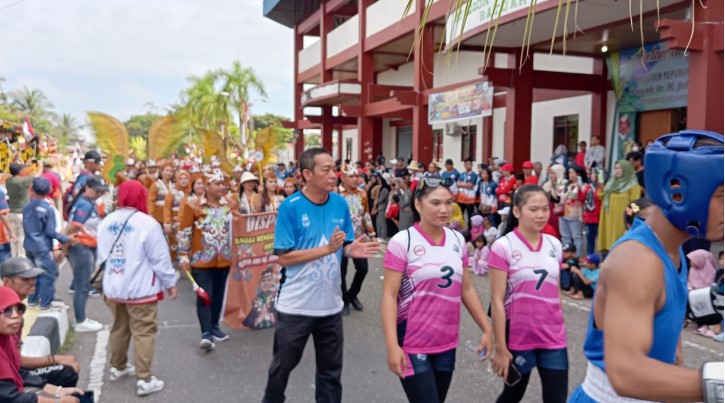 Peserta pawai pembangunan 2024 dari kalangan instansi pemerintah daerah Barsel, yang berlangsung di depan stadion sepakbola Batuah, Minggu (18/8/2024). Foto. Alifansyah/1tulah.com