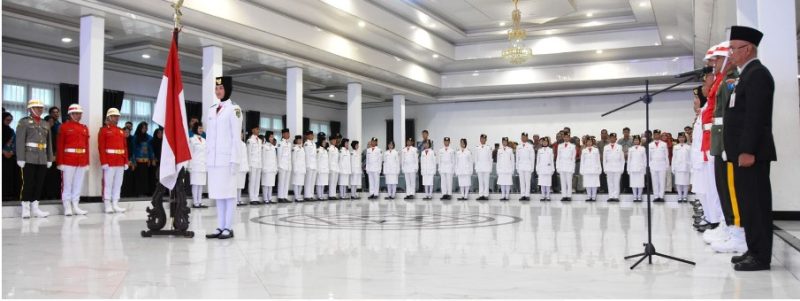 Pj. Bupati Drs Muhlis Kukuhkan 45 Anggota Paskibraka Barito Utara Tahun 2024, Kamis (15/8/2024). Foto:Delia/1tulah.com