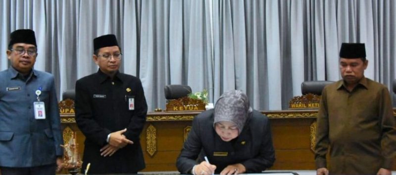 Rapat paripurna di ruang sidang DPRD Kabupaten Barito Utara, Senin (5/8/2024).Foto:Delia/1tulah.com