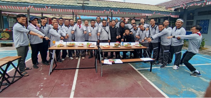 Sinardi, Kepala Rutan Kelas IIB Buntok dan jajarannya saat berfoto bersama dalam kegiatan lomba memasak, Jumat (9/8/2024). Foto. Alifansyah/1tulah.com