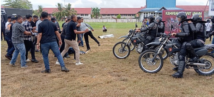 Personel Polres Barsel saat memperagakan adegan keributan pada acara Sispamkota dalam rangka kesiapan pengamanan Pilkada serentak 2024, yang berlangsung di lapangan sepakbola Batuah, Senin (19/8/2024). Foto. Alifansyah/1tulah.com