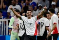Bek Mesir, Karim El Debes merayakan gol pertama timnya selama pertandingan semifinal sepak bola putra Olimpiade 2024 antara Prancis vs Mesir di Stadion Lyon di Lyon pada 5 Agustus 2024. Olivier CHASSIGNOLE / AFP