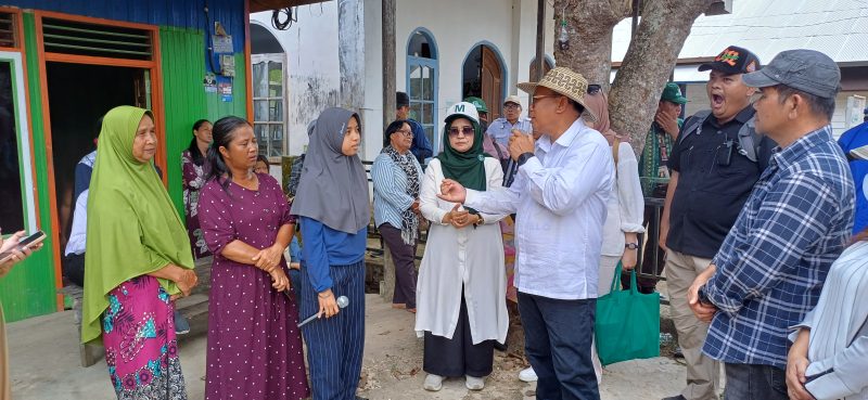 Gogo Helo saat saat berdialog dengan warga saat blusuka  di Desa Hajak dalam, Minggu (29/9/2024).foto.Didi