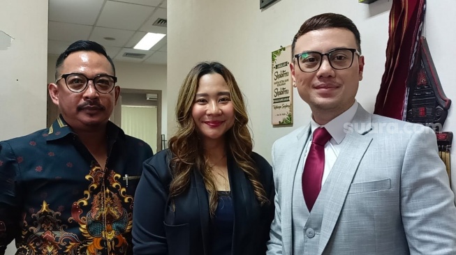 Chikita Meidy didampingi pengacaranya, Reqi Endar Wijanarko, dan Adam Barkah Setiadi di Ampera, Jakarta Selatan pada Jumat (27/9/2024) (sumber: suara.com)