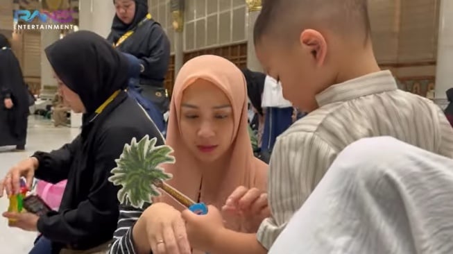 Hijab Nagita Slavina saat umrah (sumber: suara.com)