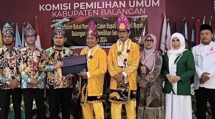 Abdul Hadi-Akhmad Fauzi, bersama sejumlah parpol pengusung saat melakukan pendaftaran di KPU Balangan, untuk mencalonkan diri sebagai peserta kontestasi Pilkada Balangan 2024. Foto: Windi/1tulah.com