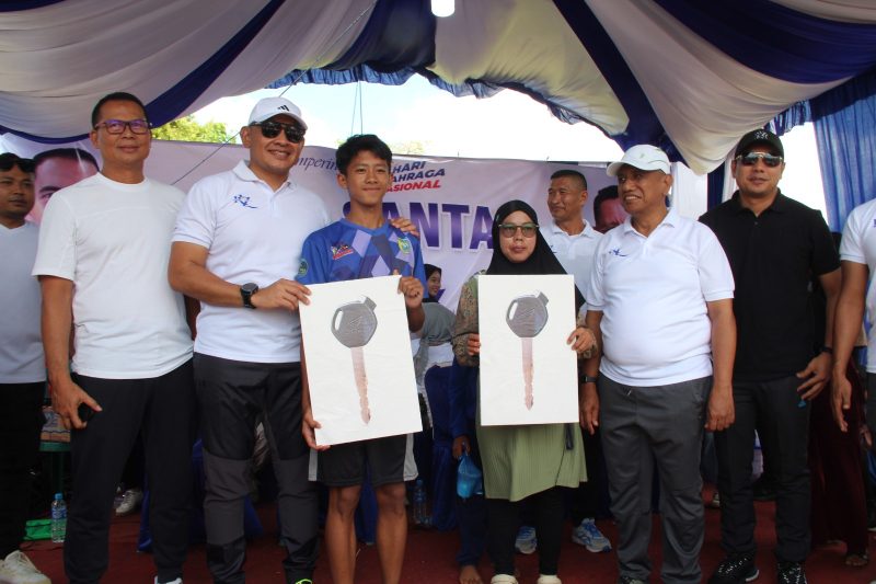 Jalan santai paslon RaZa di Desa Alur, Kecamatan Jorong dua warga mendapatkan hadiah utama motor. Foto: Farida/1tulah.com