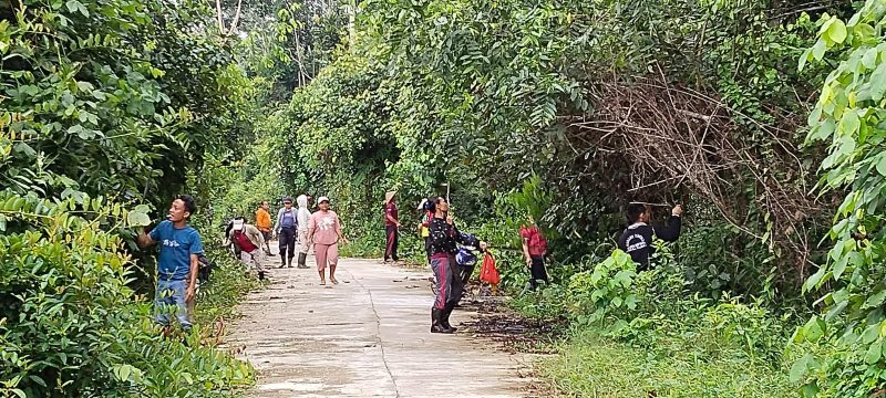 Pemerintah desa, BPD, dan warga Rubei, Kecamatan Montallat, Kabupaten Barito Utara, membersihkan jalan poros Rubei-Paring Lahung, sepanjang 4 kilometer dan lebar 6 meter, Jumat (6/9/2024). Foto: Istimewa