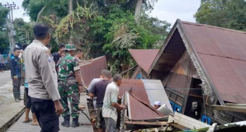 Warga Desa Simpang Tiga, Kecamatan Lampihong, Balangan, Kalsel bersama sejumlah aparat setempat membantu proses evakuasi perabotan rumah warga yang terdampak tanah amblas. Foto: BPBD Balangan