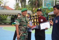 Dandim 1001/HSU-Balangan Letkol Kav Gunantyo Ady Wiryawan saat menyerahkan Piala Panglima TNI kepada Juara Pertama di Lomba Baris-Berbaris, di Halaman Makodim setempat, dalam rangka HUT TNI Ke-79. Foto: Pendim 1001/HSU-Balangan