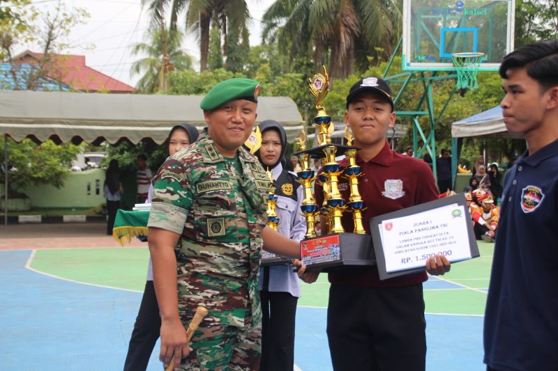Dandim 1001/HSU-Balangan Letkol Kav Gunantyo Ady Wiryawan saat menyerahkan Piala Panglima TNI kepada Juara Pertama di Lomba Baris-Berbaris, di Halaman Makodim setempat, dalam rangka HUT TNI Ke-79. Foto: Pendim 1001/HSU-Balangan