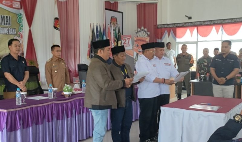 Deklarasi kampanye damai oleh kedua Paslon HEBAT dan NURANI di aula Demokrasi KPU setempat, Selasa (24/9/2024). (Foto :1tulah.com)