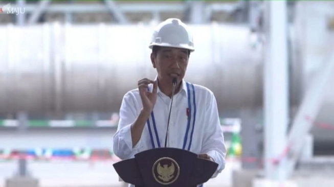 Presiden Joko Widodo di smelter PT Freeport Indonesia (PTFI) di Gresik, Jawa Timur. (sumber: suara.com)