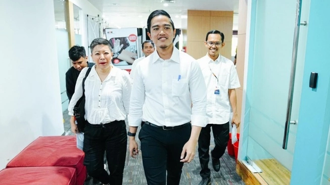 Bareng Erina Pergi ke AS, Jubir Ungkap Alasan Kaesang Nebeng Pesawat Jet Temannya: Kebetulan Searah. (sumber: suara.com)