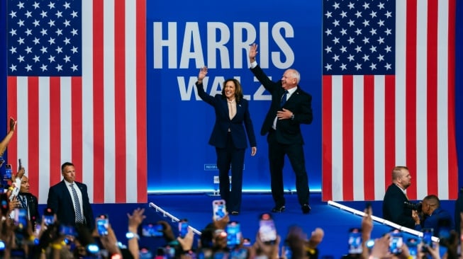 Calon Presiden dari Partai Demokrat, Kamala Harris, bersama dengan pasangannya Tim Walz  (sumber: suara.com)