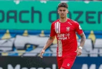 Mees Hilgers main apik lawan Manchester United. (sumber: suara.com)