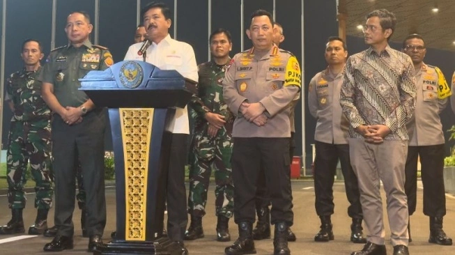 Menteri Koordinator Bidang Politik, Hukum, dan Keamanan Hadi Tjahjanto saat memberikan keterangan pers di Lanud Halim Perdanakusuma, Jakarta, Sabtu (21/9/2024) (sumber: suara,com)