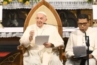 Paus Fransiskus (kiri) menyampaikan pesan dalam kunjungannya di Gereja Katedral, Jakarta, Rabu (4/9/2024). (sumber: suara.com)