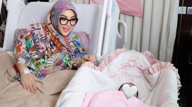 Syahrini dan Princess R.  (sumber: suara.com)