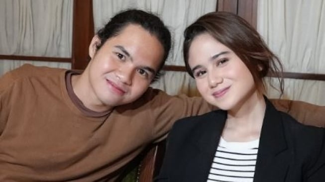 Dul Jaelani dan Tissa Biani di acara ultah Al Ghazali. (sumber: suara.com)