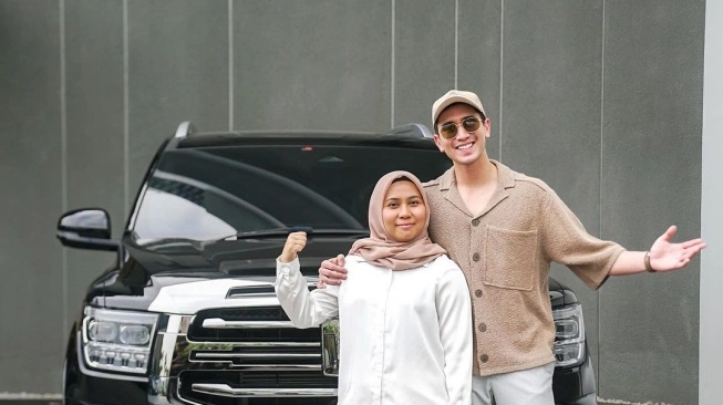 Sarni dapat mobil baru dari Verrell Bramasta. (sumber: suara.com)