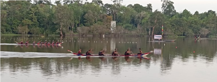 Laga final dayung tradisional Pj. Bupati Barsel Cup 2024 kategori pelajar putra, yang berlangsung distadion Dayung Desa Danau Sadar, Jumat (20/9/2024). Foto. Alifansyah/1tulah.com