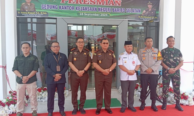 Pj. Bupati Barsel, H. Deddy Winarwan (tengah kemeja putih) didampingi Kapolres, Dandim 1012/BTK, dan Ketua Pengadilan Negeri serta Kepala Kejari saat berfoto bersama Kepala Kejati Kalteng, di depan gedung Kejari setempat yang baru diresmikan, Kamis (18/9/2024). Foto. Alifansyah/1tulah.com