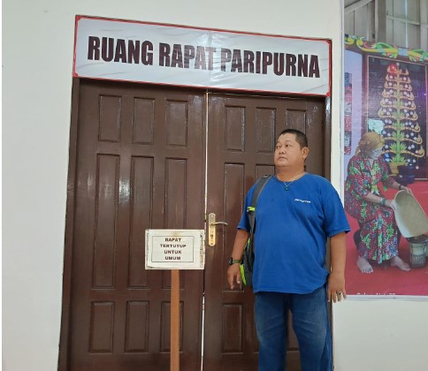 Boy Tanriomato saat di depan ruang rapat paripurna DPRD Bartim. Foto : 1tulah.com/zakirin