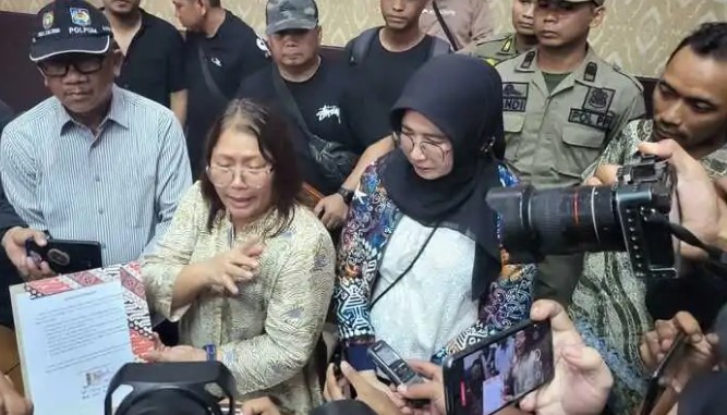 Anggota DPRD Kalteng, Kuwu Senilawati, beserta jajaran pemerintah daerah lainnya saat menerima aspirasi para pendemo. Foto: Istimewa