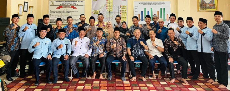 Drs. Muhlis, yang juga menjabat sebagai Penjabat Bupati Barito Utara, menyerahkan kepemimpinan LPTQ kepada H. Mochamad Ikhsan, Sabtu (31/8/2024). Foto:Delia/1tulah.com