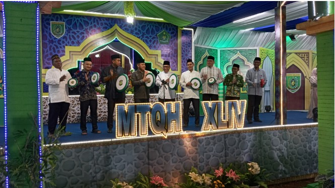 Pj. Bupati Barsel, H. Deddy Winarwan (tengah) bersama unsur Forkopimda saat memukul rebana tanda MTQH ke44 tingkat Kabupaten Barsel tahun 2024 resmi dibuka, bertempat di halaman Masjid Agung Baiturraman Buntok, Senin (23/9/2024) malam. Foto. Alifansyah/tulah.com