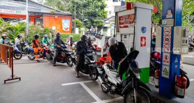 Pengendara mengisi BBM di sebuah SPBU di Setiabudi, Jakarta Selatan, Selasa (3/1/2023). [Suara.com/Alfian Winanto]