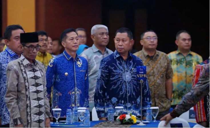 Pj. Bupati Barito Utara, Drs. Muhlis, berhasil meraih penghargaan sebagai Tokoh Pemberdayaan Masyarakat di Ruang Flores Hotel Borubudur Jakarta, Selasa (10/9/2024).