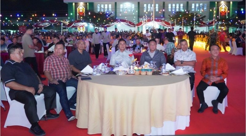 Wakil Ketua I DPRD Kalimantan Tengah, Abdul Razak (duduk paling kanan) saat menghadiri acara syukuran dan ramah tamah HUT Ke-66 Kodam XII/Tanjungpura, di lapangan bola Makorem 102/Panju Panjung.Foto:Istimewa