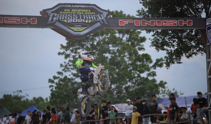 Salah satu pembalap Kejurprov Grasstrack Pj. Bupati Barsel 2024 saat menunjukan skilnya kepada penonton, Minggu (1/9/2024). Alifansyah/1tulah.com