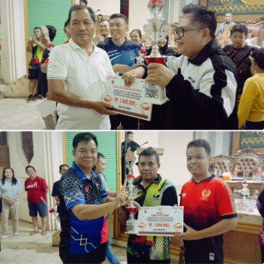 Asisten III, Mirwansyah (kaos putih) saat menyerahkan piala juara 1 Tenis Meja kategori veteran (foto atas) dan Harmito saat menyerahkan piala juara 1 tenis meja ganda putra umum (foto bawah), bertempat di GPU Jaro Pirarahan, Buntok, Minggu (31/8/2024) sekitar pukul 20.00 Wib. Foto. Alifansyah/1tulah.com