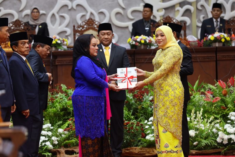Riska Agustin Wakil Ketua Sementara DPRD Kalteng (Kanan). 
