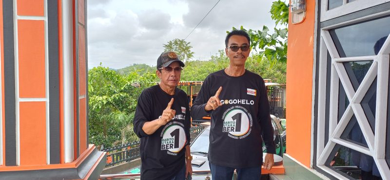 Mantan Wabup Barito Utara 2018-2023, Sugianto Panala Putra bersama Saudaranya, Tokoh Dayak Tewoyan, Suria Baya. Foto diambil Sabtu (12/10/2024).foto.Deni