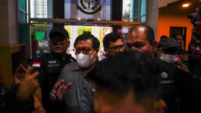 Ditangkap Kejagung, 3 Hakim Pemutus Bebas Ronald Tannur Jadi Tersangka (sumber: suara.com)