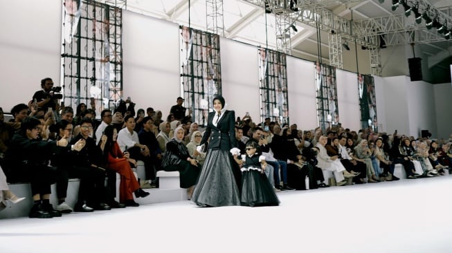 Aurel Hermansyah dan Ameena di JFW. (sumber: suara.com)