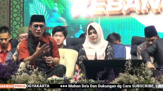 Gus Miftah dan Istri, Ning Astuti. (sumber: YouTube/Dakwah Pedia)
