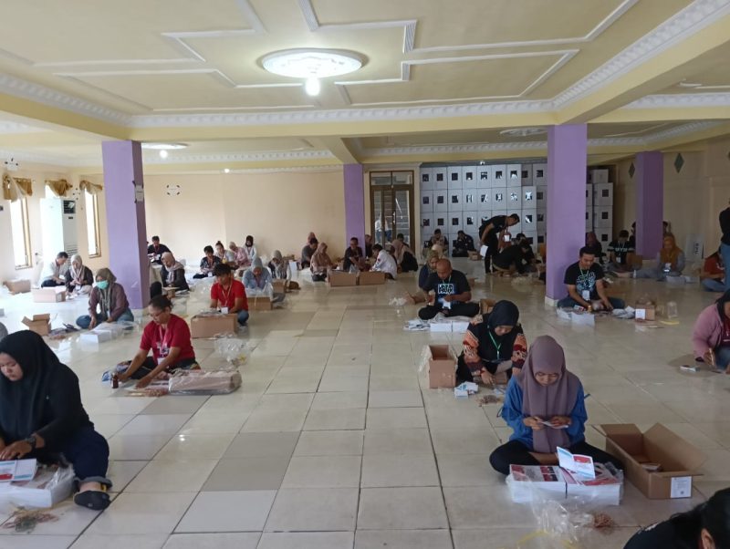 KPU Barito Utara (Barut) mulai melakukan proses sortir-pelipatan kertas suara Pilkada serentak 2024 Kalteng, baik Pilbup Barut maupun Pilgub pada Minggu (27/10/2024) kemarin. Foto: KPU Barut