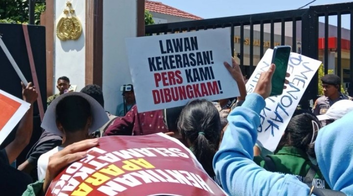 Aksi solidaritas KKJ NTT dan kelompok masyarakat sipil menuntut pengusutan kasus kekerasan Pemred Floresa Herry Kabur oleh aparat kepolisian di Polda NTT, Jumat (11/10/2024). [Dok. KKJ NTT]