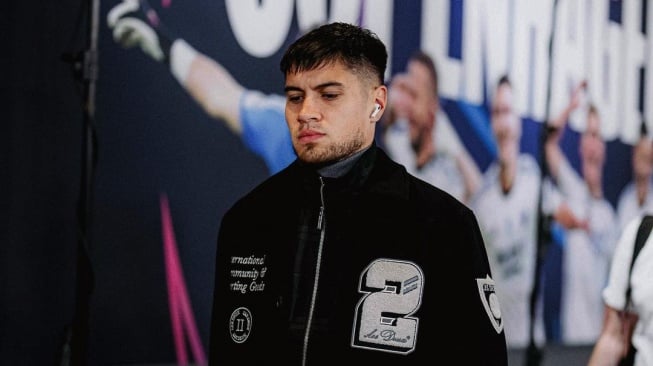 Pemain keturunan Indonesia, Kevin Diks saat membela FC Copenhagen menghadapi Manchester City di Liga Champions. (sumber: suara.com)