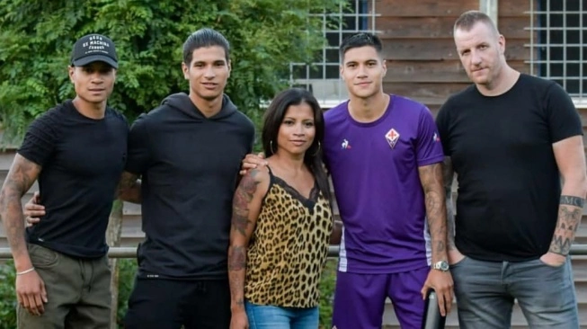 Kevin Diks (kedua dari kanan) bersama ayah ibu dan dua kakak laki-lakinya, Randall Diks (kiri) dan Jamarro Diks (kedua dari kri) (sumber: suara.com)