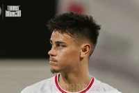 Bek Timnas Indonesia, Mees Hilgers menjadi sorotan karena dianggap tampil kurang maksimal saat Garuda dihajar China, Selasa (15/10/2024). (sumber: suara.com)