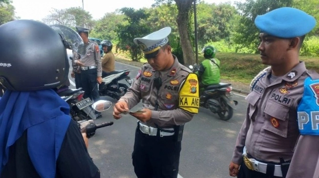Sebanyak 54.827 pelanggaran aturan lalu lintas terjaring dalam Operasi Zebra Jaya 2024 yang telah berlangsung sejak 14 Oktober (sumber: suara.com)