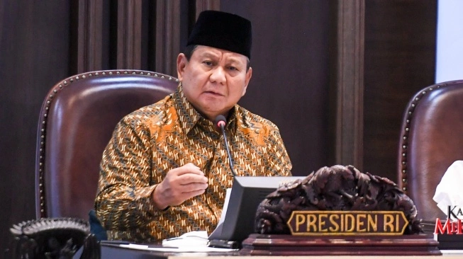 Presiden Prabowo Subianto memberikan arahan saat sidang kabinet paripurna di Kantor Presiden, Jakarta, Rabu (23/10/2024). (sumber: suara.com)